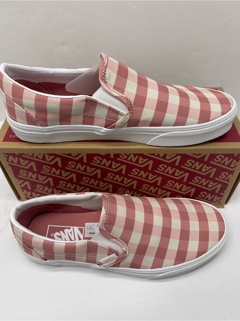 Vans WMNS Classic Slip-On (Gingham) Rosette/True White
VN000XG8B06 Sneakers - Picture 2 of 16